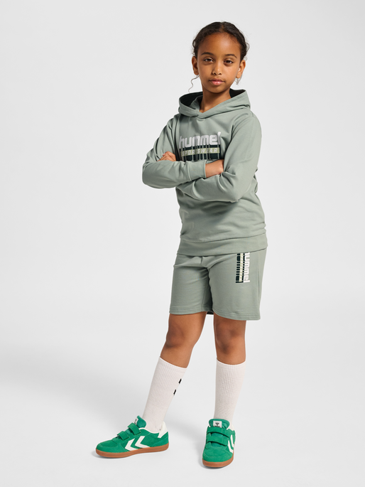 hmlTUKAS HOODIE, ICEBERG GREEN, model