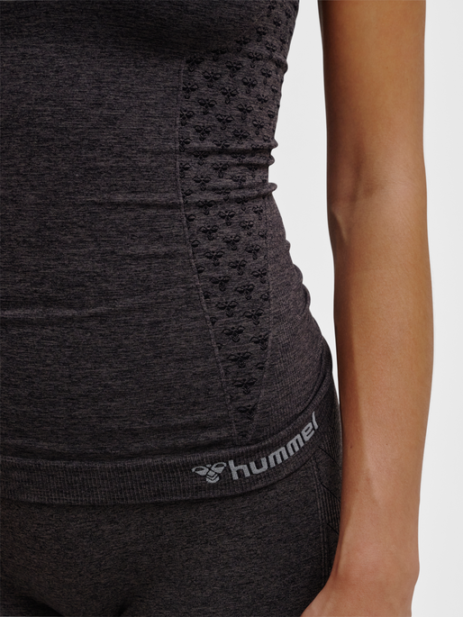 hmlCI SEAMLESS TOP, BLACK MELANGE, model