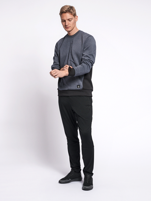 hmlTROPPER SWEATSHIRT, BLACK IRIS MELANGE, model