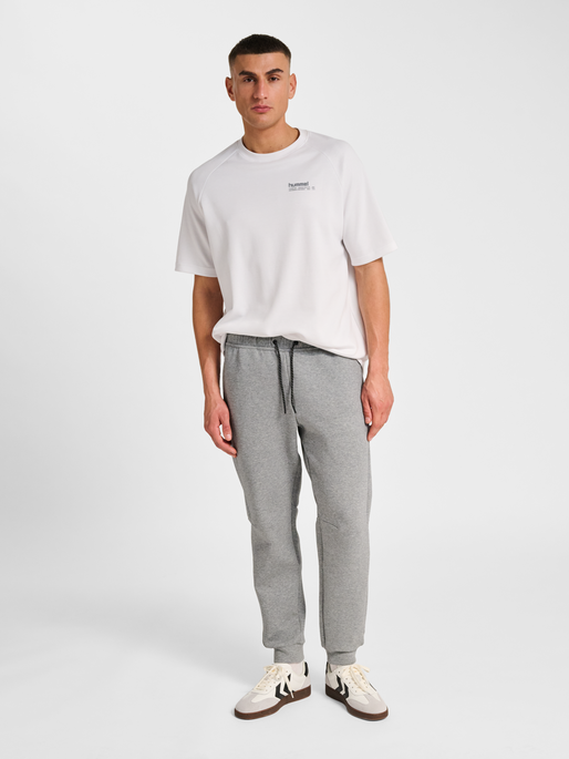 hmlTECH FLEECE REGULAR PANTS, GREY MELANGE, model