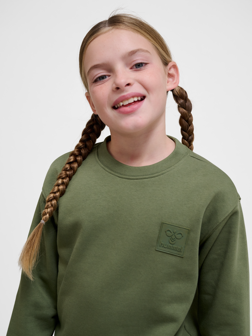 hmlCLEAN SWEATSHIRT, OLIVINE, model