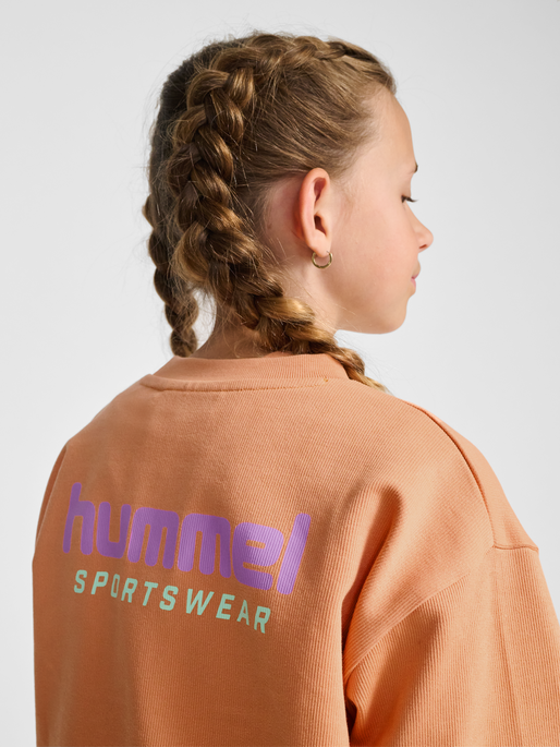 hmlJR OVERSIZED CREW SPORTSWEAR, PEACH BLOOM, model