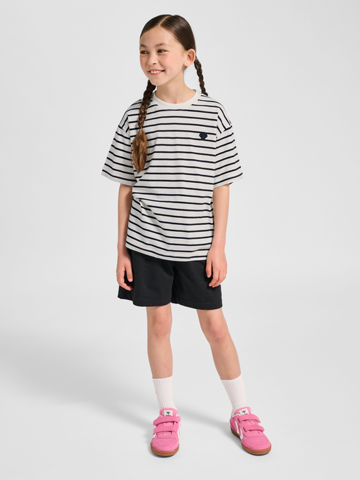 hmlJR LOOSE STRIPED T-SHIRT S/S BEE, TOFU, model