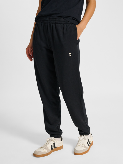 hmlPULSE W SWEAT PANTS, BLACK, model