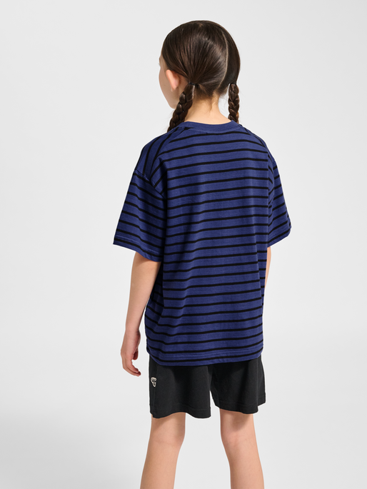 hmlJR LOOSE STRIPED T-SHIRT S/S BEE, DEEP COBALT, model