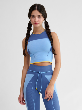 hmlSEAMLESS TOP, LICHEN BLUE, model