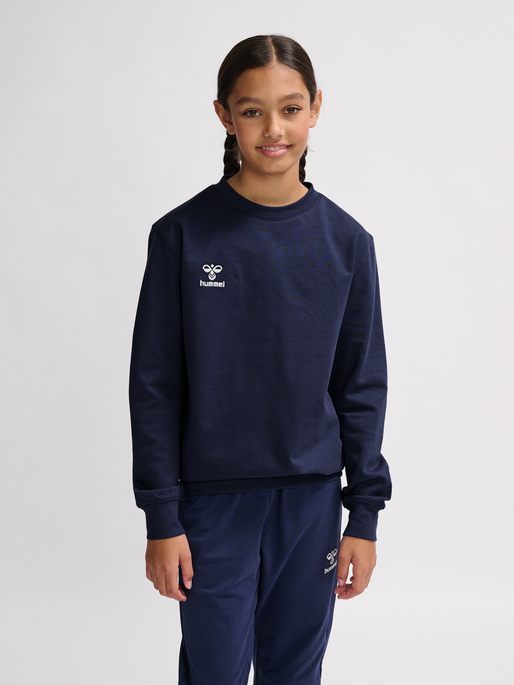 hmlGO 2.0 SWEATSHIRT KIDS, MARINE, model