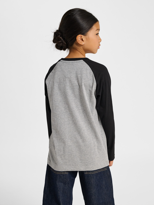 hmlJR LOGO T-SHIRT L/S, GREY MELANGE, model