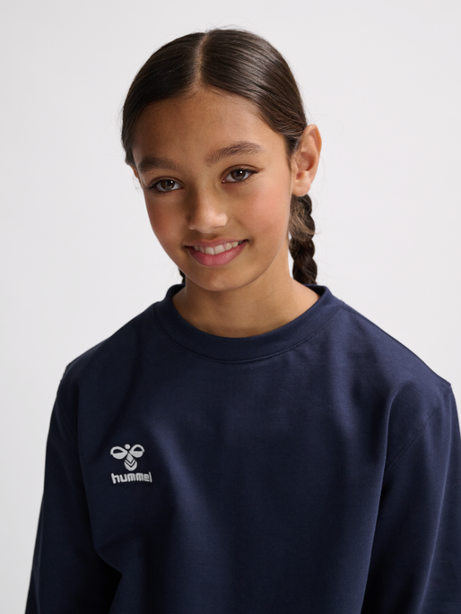 hmlGO 2.0 SWEATSHIRT KIDS, MARINE, model