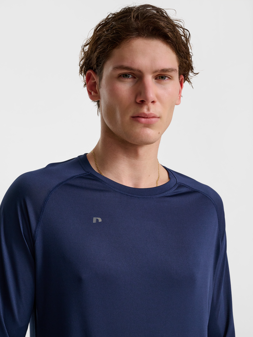 nwlBEAT T-SHIRT L/S, BLACK IRIS, model