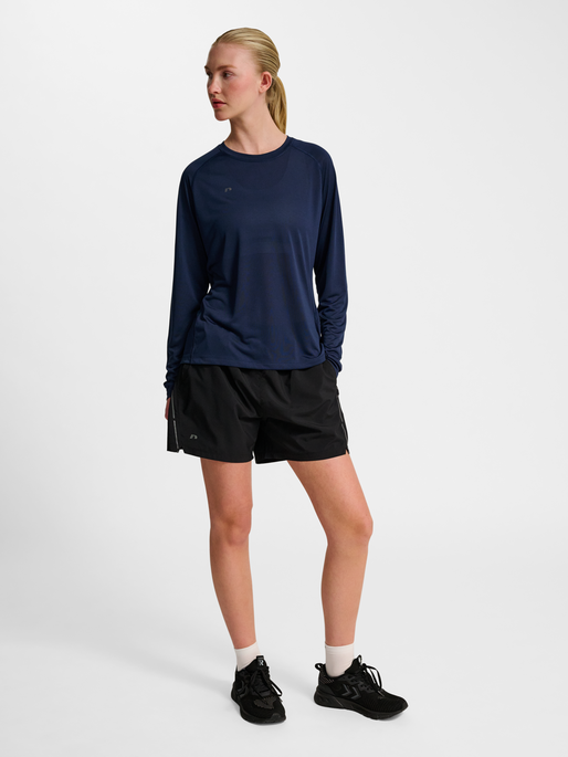 nwlBEAT W T-SHIRT L/S, BLACK IRIS, model