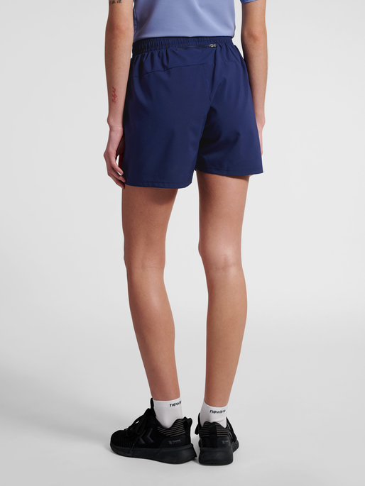 nwlMAX ZIP POCKET W SHORTS, BLACK IRIS 2, model