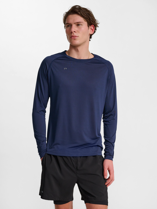 nwlBEAT T-SHIRT L/S, BLACK IRIS, model