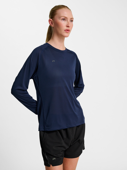 nwlBEAT W T-SHIRT L/S, BLACK IRIS, model