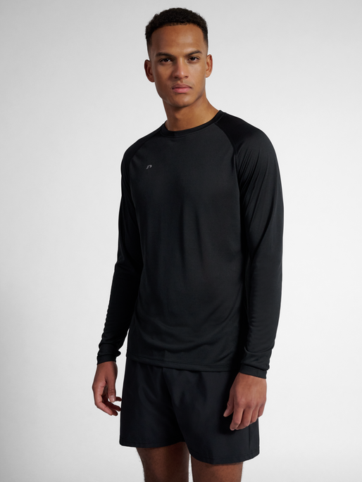 nwlBEAT T-SHIRT L/S, BLACK, model